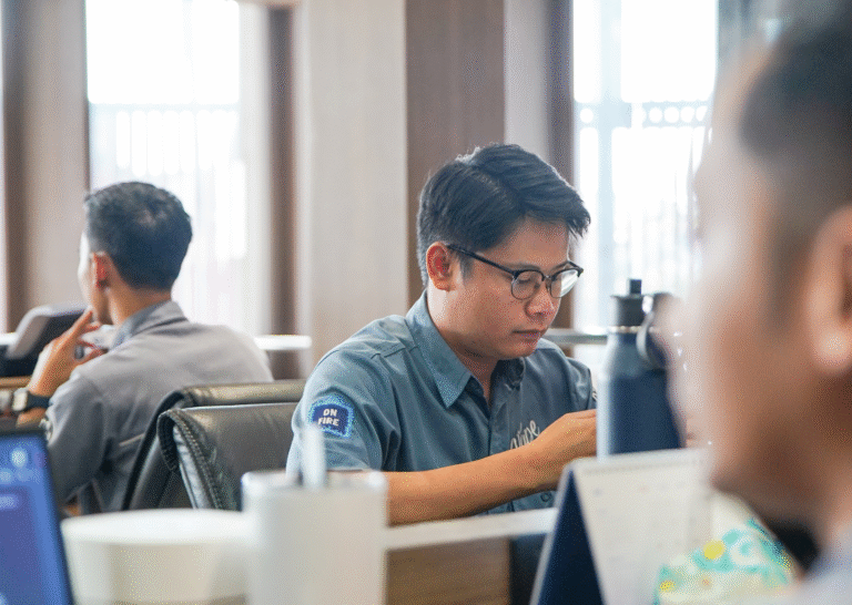 gambar orang menerapkan etika kerja profesional