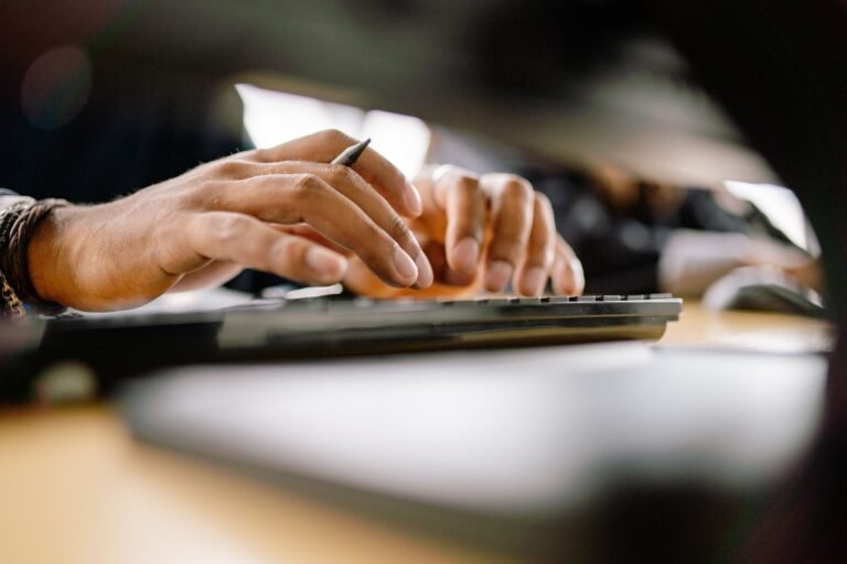 gambar copywriter sedang mengetik